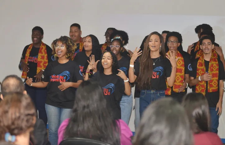Apresentação do Coro Of Voice Arenoso