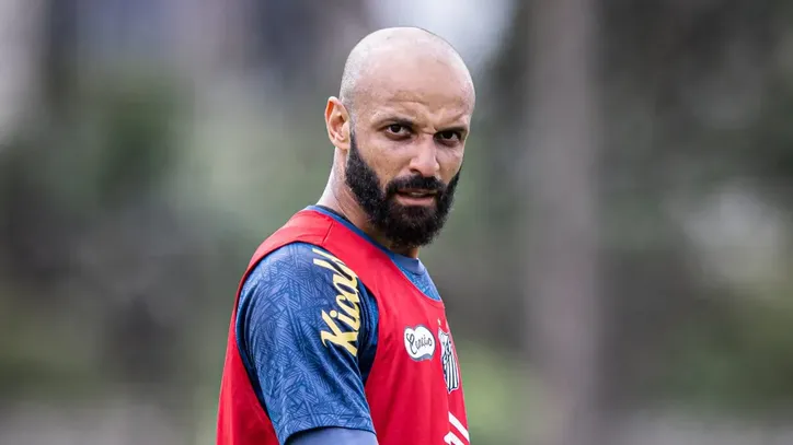 Primeiro reforço do Santos para a temporada 2025, Thaciano foi contratado por quase R$ 30 milhões após ser o artilheiro do Bahia no ano passado. Contratação questionada pela torcida pelo valor, o meia-atacante segue sem dar motivos para o contrário, com 3 gols marcados em 22 jogos e atuações ruins. Thaciano foi reserva nos últimos 8 jogos e nem sequer saiu do campo em quatro desses.
<br>
<br>
Foto: Raul Baretta/ Santos FC