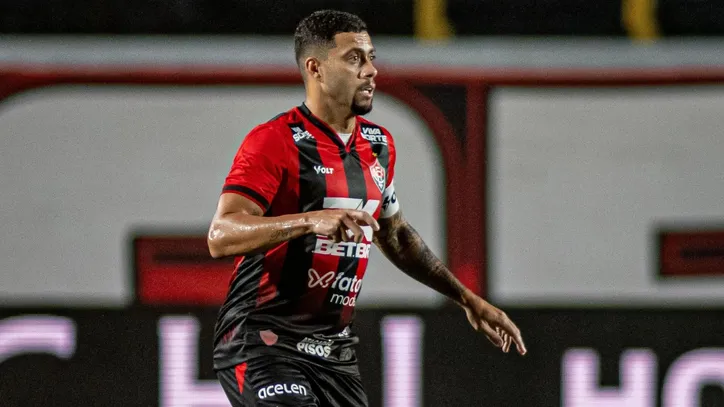 O meia foi praticamente um presente de ano novo para a torcida do Vitória, contratado pelo então valor recorde de R$ 5 milhões. Anunciado no dia 3 de janeiro de 2025, o reforço, que veio do São Paulo, esteve mais para presente de grego. Em sua passagem pelo Leão, Wellington Rato atuou em 24 jogos, anotando dois gols e cinco assistências. Sem espaço, ele foi emprestado para o Goiás, que disputa a Série B.
<br>
<br>
Foto: Victor Ferreira / EC Vitória
