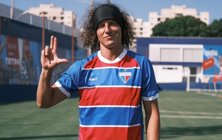Revelado no Vitória, David Luiz já disputou Copa do Mundo pela Seleção Brasileira e é multicampeão por grandes clubes como Chelsea, PSG e Flamengo, onde já estava em baixa. Aos 38 anos, o zagueiro chegou ao Fortaleza com expectativa e pouco joga. David acumula problemas físicos na temporada e possui apenas 16 jogos pelo Fortaleza, sendo sete pelo Brasileirão. O zagueiro, inclusive, tem saída discutida para o futebol do Chipre.
<br>
<br>
Foto: Mateus Lotif/Fortaleza