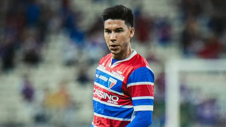 Ainda no final de 2024, o Fortaleza acertou a contratação do meia Pol Fernández, que estava em fim de contrato com o gigante Boca Juniors. O experiente argentino chegou como principal contratação do Tricolor no ano, mas não entregou boas atuações e teve seu contrato rescindido em meio a crise e reformulação do clube. Ele segue sua carreira com o Godoy Cruz.
<br>
<br>
Foto: Mateus Lotif/Fortaleza