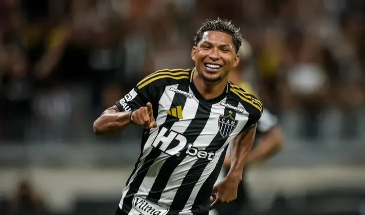 Rony veio do Palmeiras ao Atlético-MG pela bagatela de R$ 38,8 milhões e com alto salário. Após bom início, virou alvo de críticas da torcida do Galo e ficou marcado por perder um gol incrível na derrota para o Flamengo. Rony, inclusive, chegou a pedir rescisão unilateral com o Atlético na Justiça. O atleta, que alegou ter vencimentos atrasados, mudou de ideia após acordo com a diretoria mineira.
<br>
<br>
Foto: Pedro Souza / Atlético