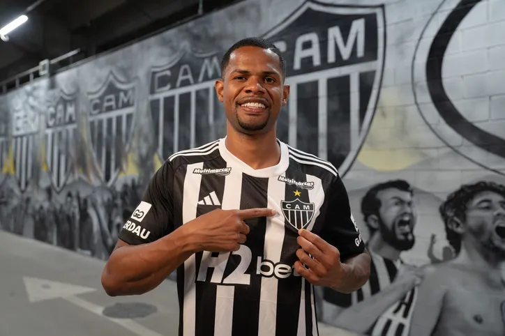 Após vender Paulinho para o Palmeiras, o Atlético-MG foi ao mercado e contratou Júnior Santos, um dos destaques do Botafogo, por pouco mais de R$ 48 milhões. O alto investimento tem se mostrado um verdadeiro fiasco. O atacante já atuou em 20 jogos e marcou apenas dois gols, além de acumular atuações ruins.
<br>
<br>
Foto: Daniela Veiga / Atlético