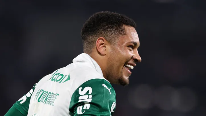 Vitor Roque foi contratado por 25 milhões de euros (cerca de R$ 150 milhões de reais), se tornando a contratação mais cara da história do Palmeiras. Aos 20 anos, o ex-Barcelona não consegue mostrar grande nível em seu retorno ao futebol brasileiro e marcou apenas 4 gols em 28 jogos. Em todo o Brasileirão, são 3 gols em 786 minutos, com média de um gol a cada 262 minutos.
<br>
<br>
Foto: Cesar Greco/Palmeiras