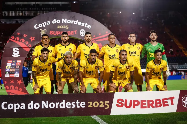 O Sport gastou como nunca na janela de transferências e trouxe nomes como Carlos Alberto, Gonçalo Paciência, Sérgio Oliveira, Hyoran, Pablo, Du Queiroz, Atencio, entre outros. Ao todo, o time pernambucano gastou quase R$ 60 milhões na primeira janela e acumulou fracassos. Lanterna da Série A, a equipe ainda não venceu na competição em 15 jogos disputados.
<br>
<br>
Foto: Paulo Paiva / Sport Recife
