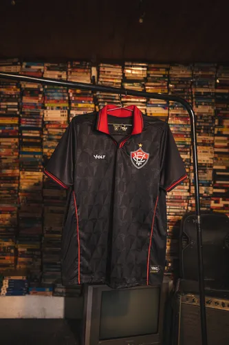 Inspirado nos anos 90, Vitória lança novo terceiro uniforme