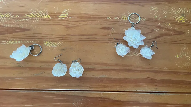 Brincos feitos de flor de escamas