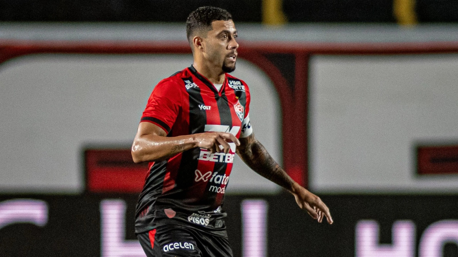 O meia foi praticamente um presente de ano novo para a torcida do Vitória, contratado pelo então valor recorde de R$ 5 milhões. Anunciado no dia 3 de janeiro de 2025, o reforço, que veio do São Paulo, esteve mais para presente de grego. Em sua passagem pelo Leão, Wellington Rato atuou em 24 jogos, anotando dois gols e cinco assistências. Sem espaço, ele foi emprestado para o Goiás, que disputa a Série B.
<br>
<br>
Foto: Victor Ferreira / EC Vitória