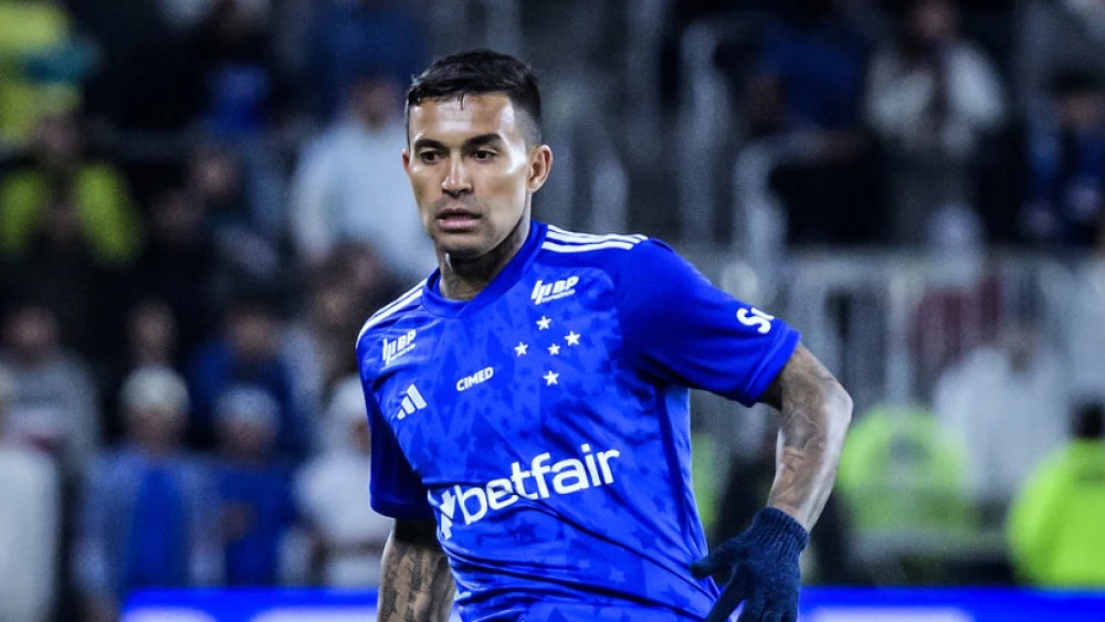 Dudu gerou repercussão ao quase trocar o Palmeiras pelo Cruzeiro no ano passado. Após se envolver em diversas polêmicas, o atacante assinou com a Raposa esse ano e teve mau desempenho. Insatisfeito após virar banco, o jogador de 33 anos virou a folha e acertou com o rival Atlético-MG, com direito a provocar o ex-clube onde outrora foi ídolo. No Galo segue sem destaque na temporada e ainda pegou seis jogos de suspensão no STJD por publicar ofensas contra a presidente Leila Pereira, do Verdão.
<br>
<br>
Foto: Gustavo Aleixo / Cruzeiro