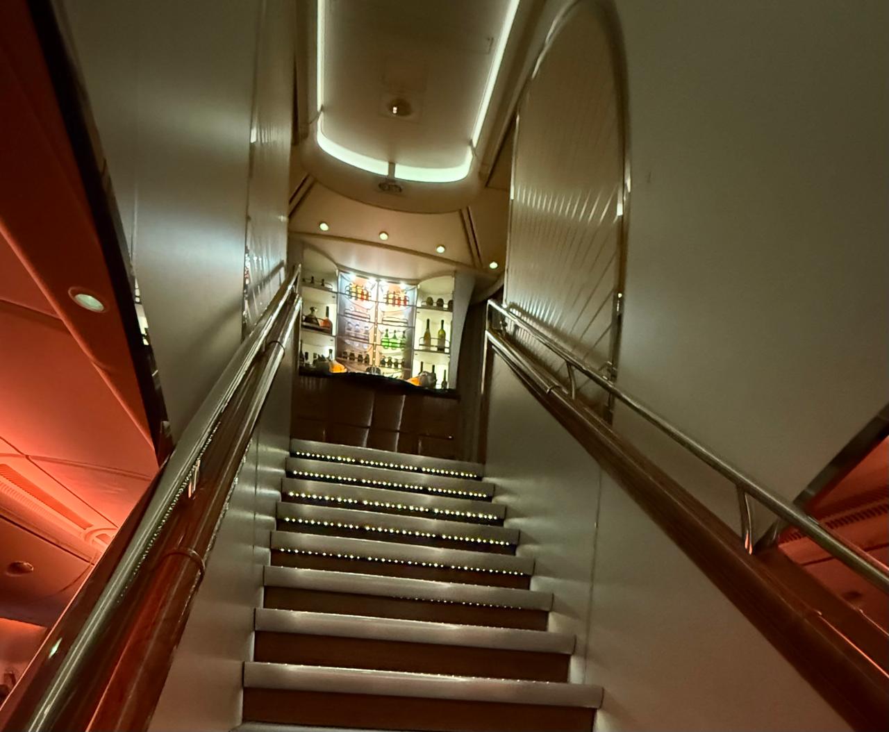 Escada que leva para o segundo andar da aeronave