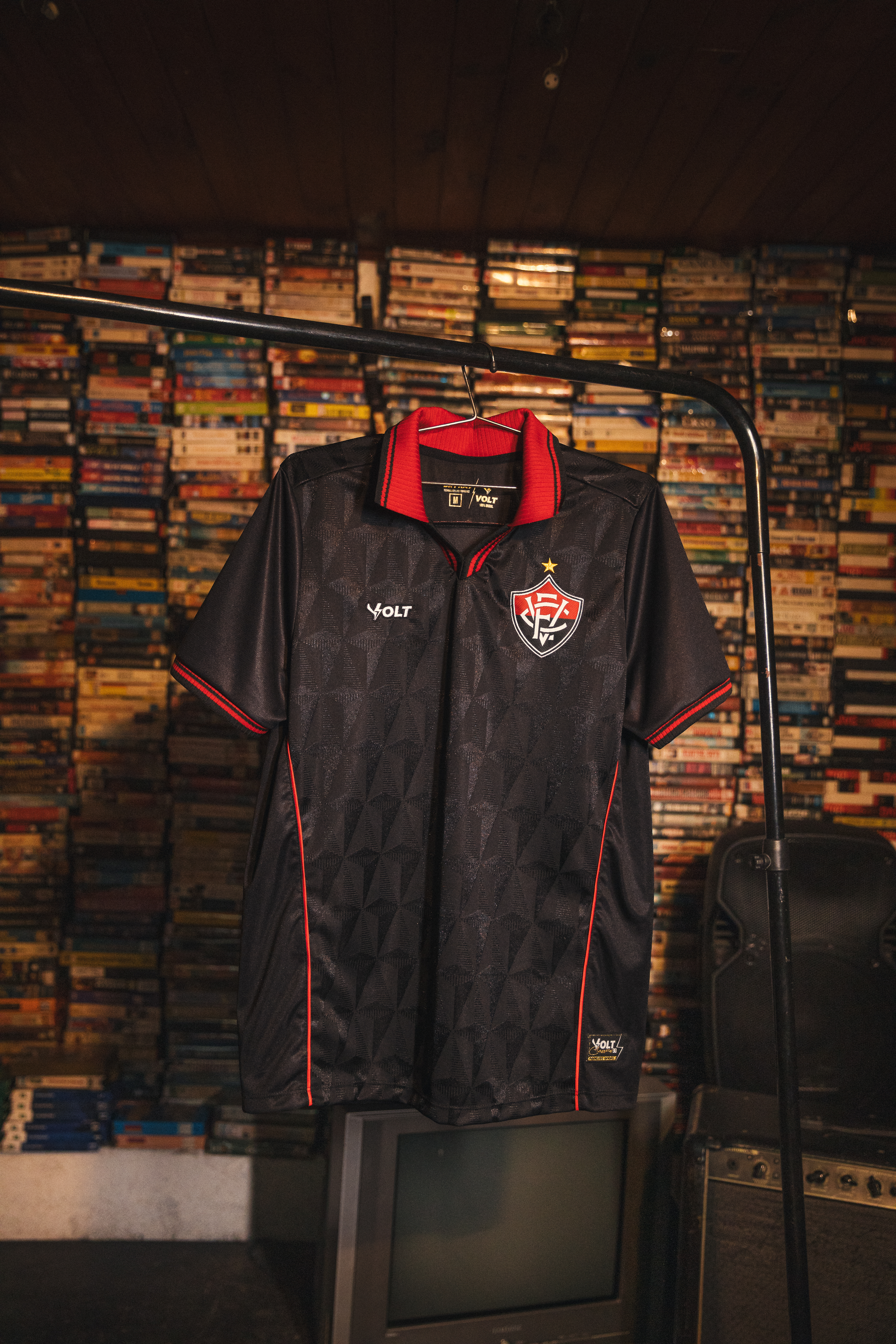 Inspirado nos anos 90, Vitória lança novo terceiro uniforme