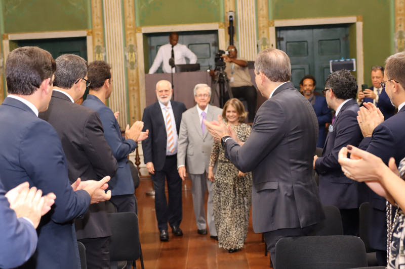 Jurista Roberto Rosas recebe Medalha Thomé de Souza da Câmara de Salvador