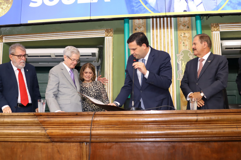 Jurista Roberto Rosas recebe Medalha Thomé de Souza da Câmara de Salvador