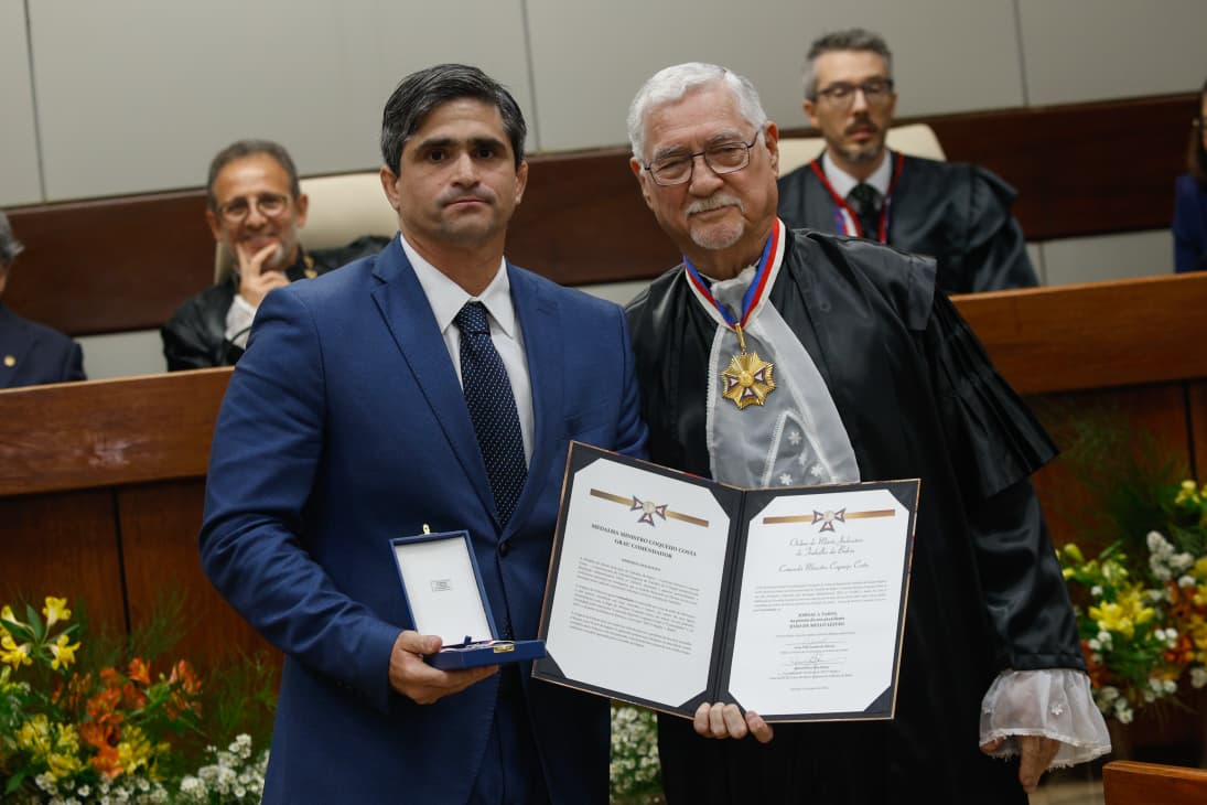 Presidente do Grupo A TARDE, João de Mello Leitão ao lado do desembargador Renato Simões