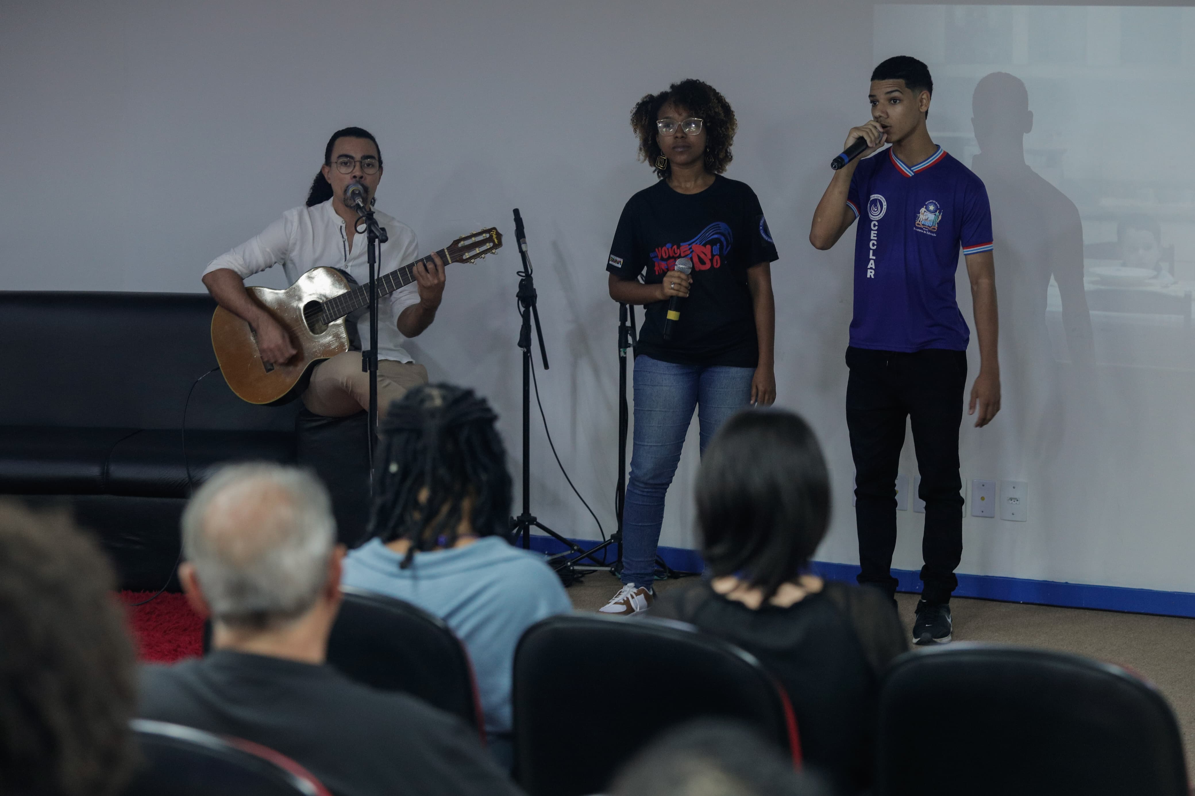 Apresentação musical acústica do professor de física, Maurício Rocha e dos estudantes Alan Gonçalves e Wanessa Gomes
