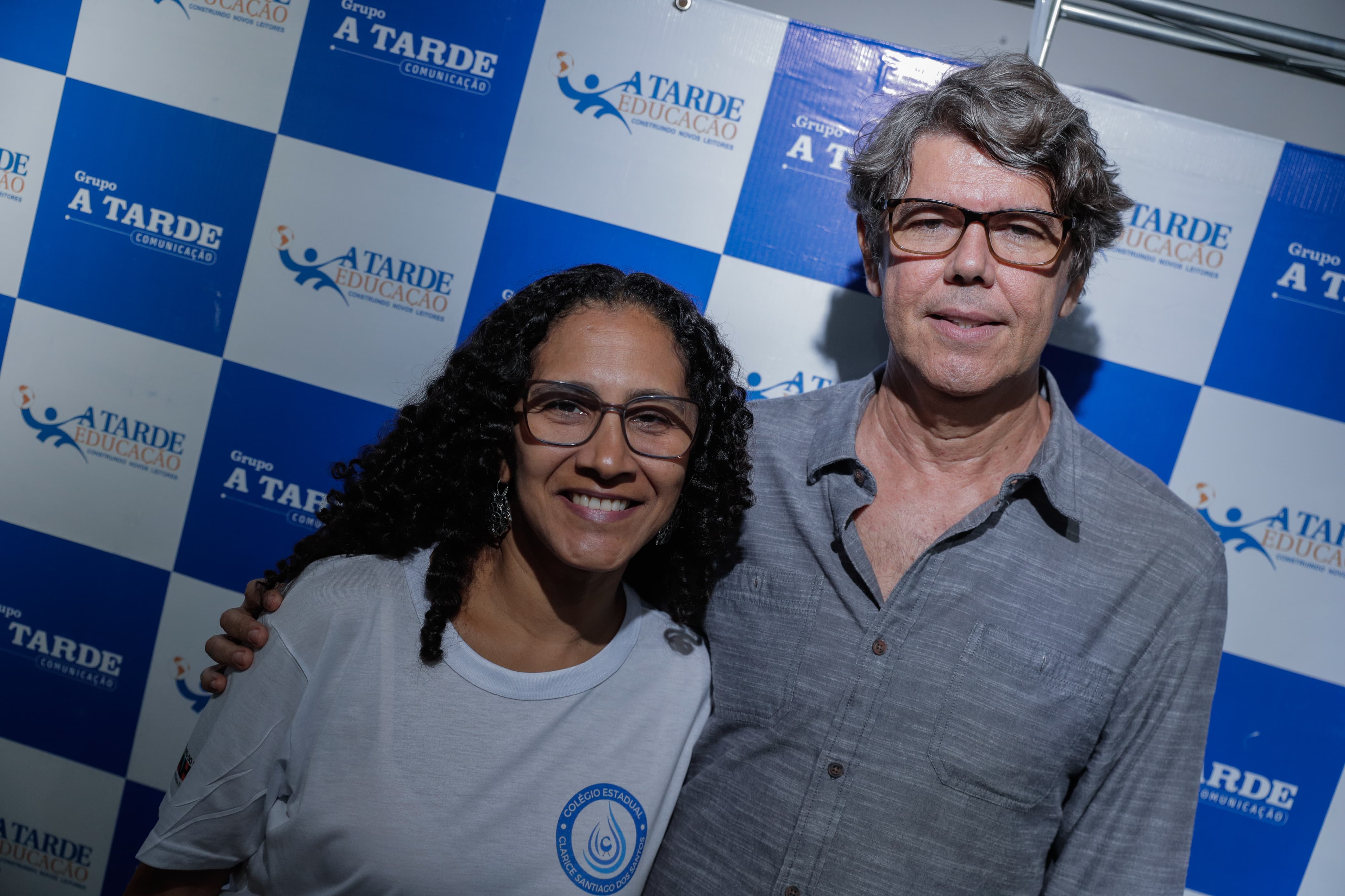 Professora Luciana Costa ao lado do professor Ramires Fonseca Silva