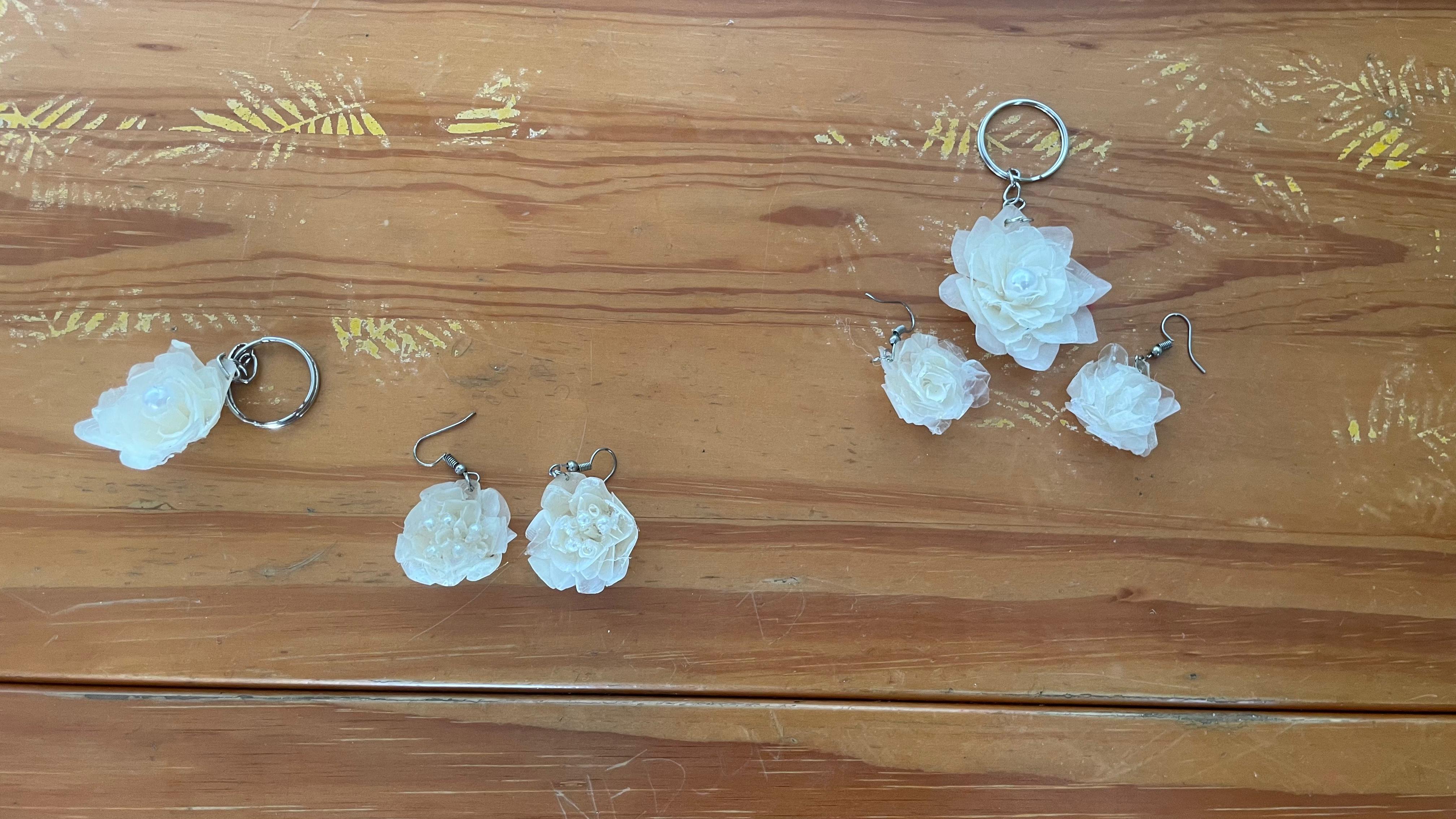 Brincos feitos de flor de escamas