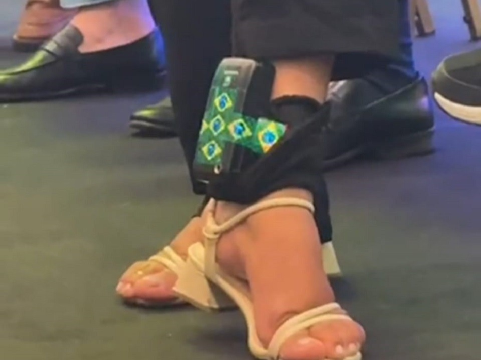 Tornozeleira fashion? Internautas dão ideias para Bolsonaro