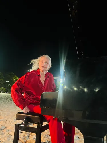 Cantora Angela Ro Ro na praia de Botafogo