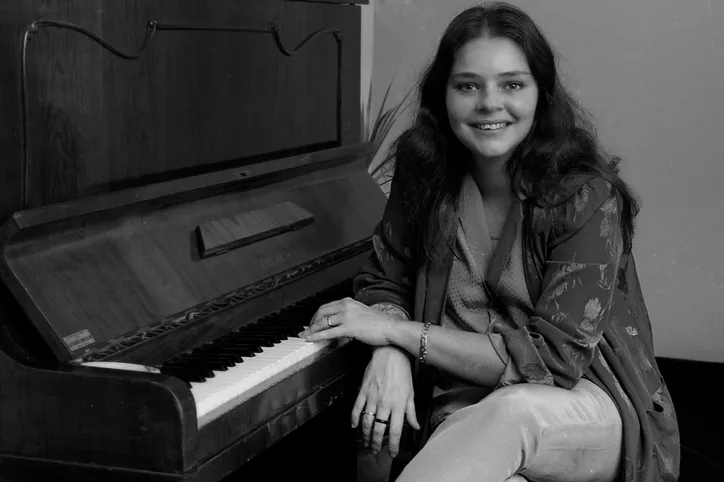 Cantora Angela Ro Ro