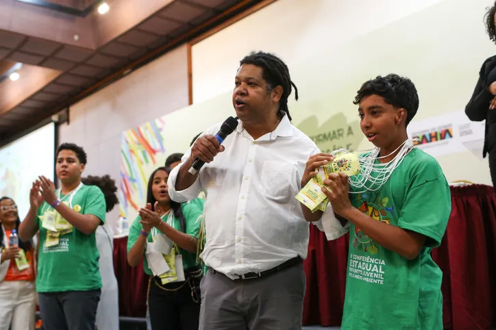 Estudante Ryan Alves Carvalho e Fábio Barbosa, diretor de Execução das Políticas para a Educação Básica da SEC