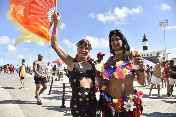 Multidão lota o Farol da Barra para celebrar 22ª Parada LGBT da Bahia