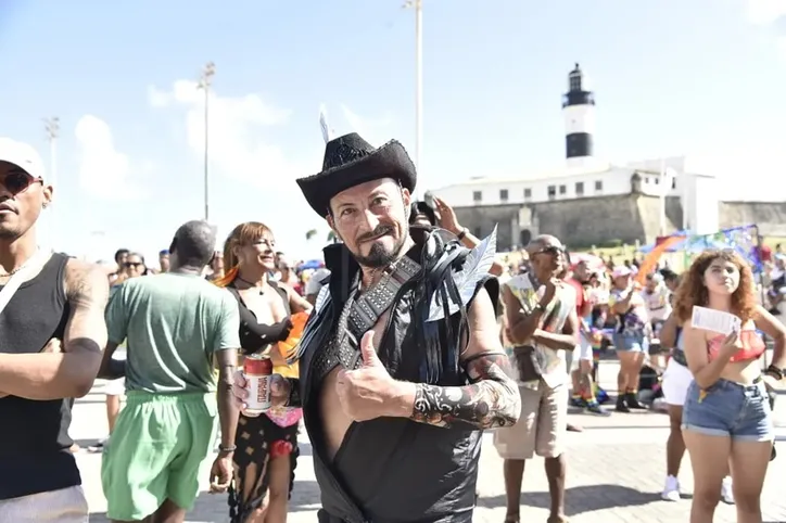 Multidão lota o Farol da Barra para celebrar 22ª Parada LGBT da Bahia