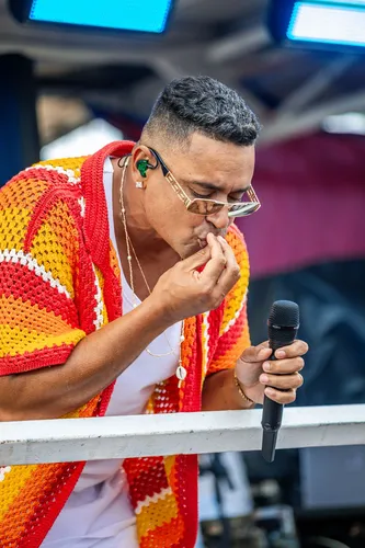 Xanddy Harmonia leva multidão à orla de Salvador em show gratuito