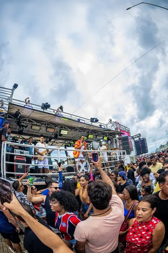 Xanddy Harmonia leva multidão à orla de Salvador em show gratuito