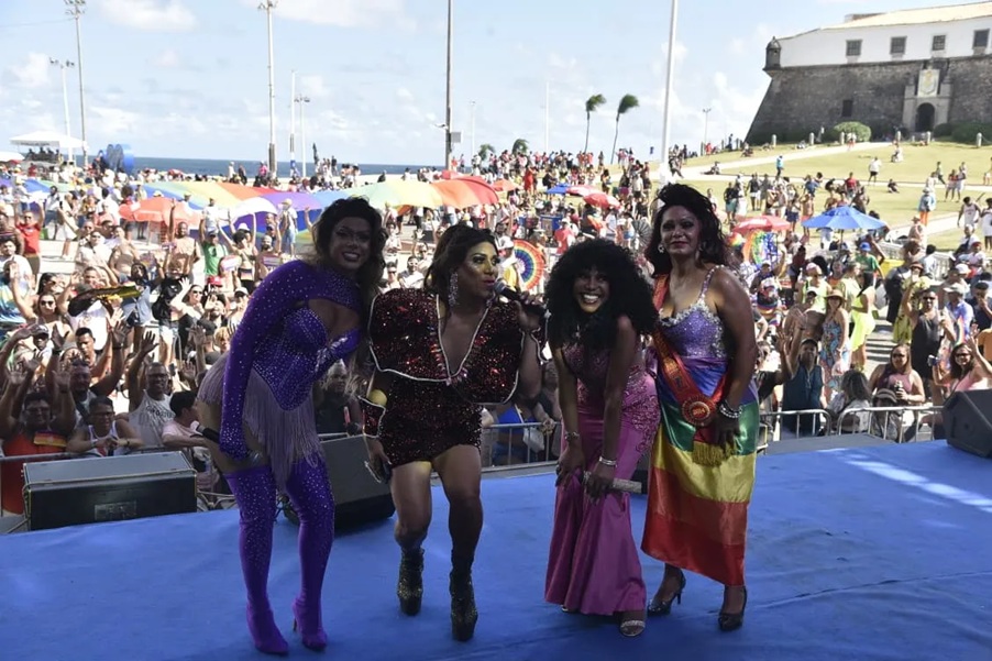 Multidão lota o Farol da Barra para celebrar 22ª Parada LGBT da Bahia
