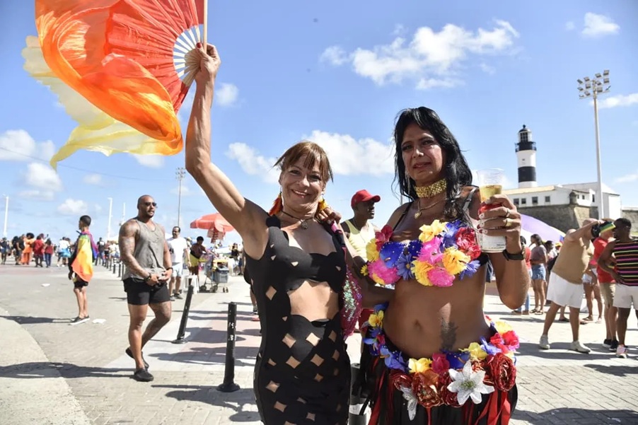 Multidão lota o Farol da Barra para celebrar 22ª Parada LGBT da Bahia