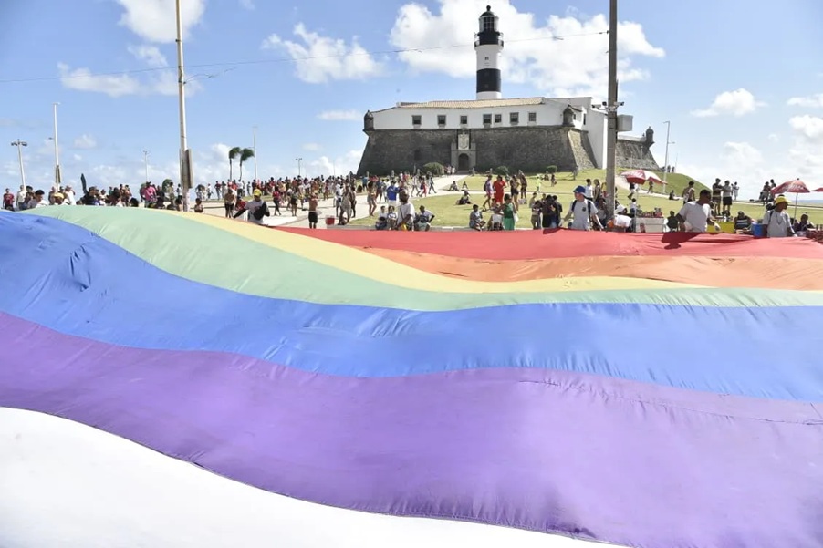 Multidão lota o Farol da Barra para celebrar 22ª Parada LGBT da Bahia