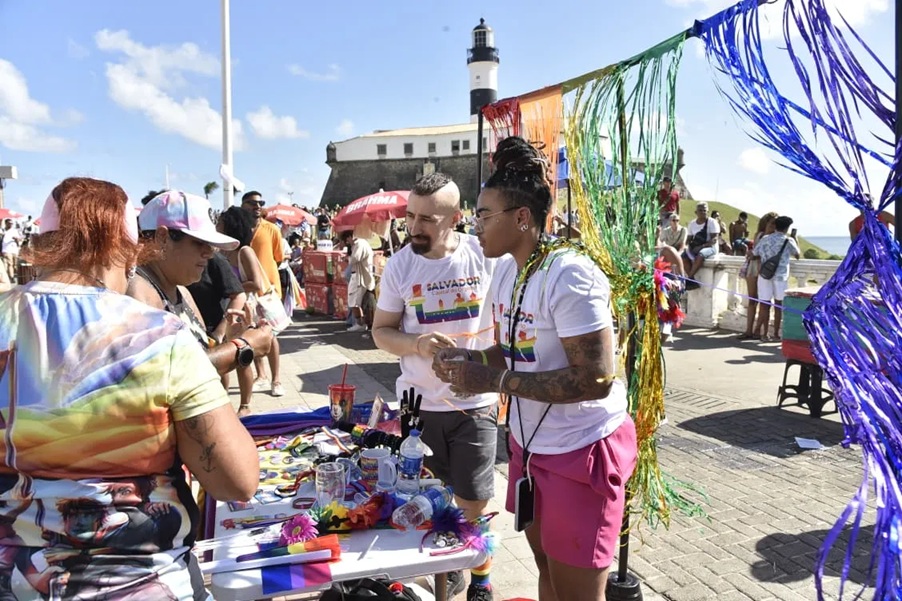 Multidão lota o Farol da Barra para celebrar 22ª Parada LGBT da Bahia
