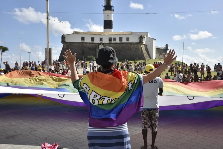Multidão lota o Farol da Barra para celebrar 22ª Parada LGBT da Bahia