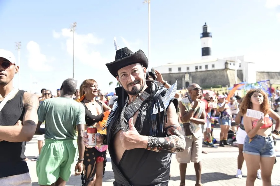 Multidão lota o Farol da Barra para celebrar 22ª Parada LGBT da Bahia