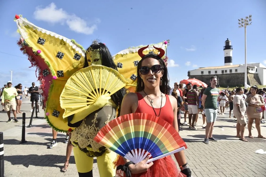 Multidão lota o Farol da Barra para celebrar 22ª Parada LGBT da Bahia