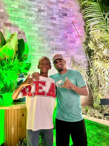 Promessa do surfe baiano realiza sonho ao conhecer Ítalo Ferreira
