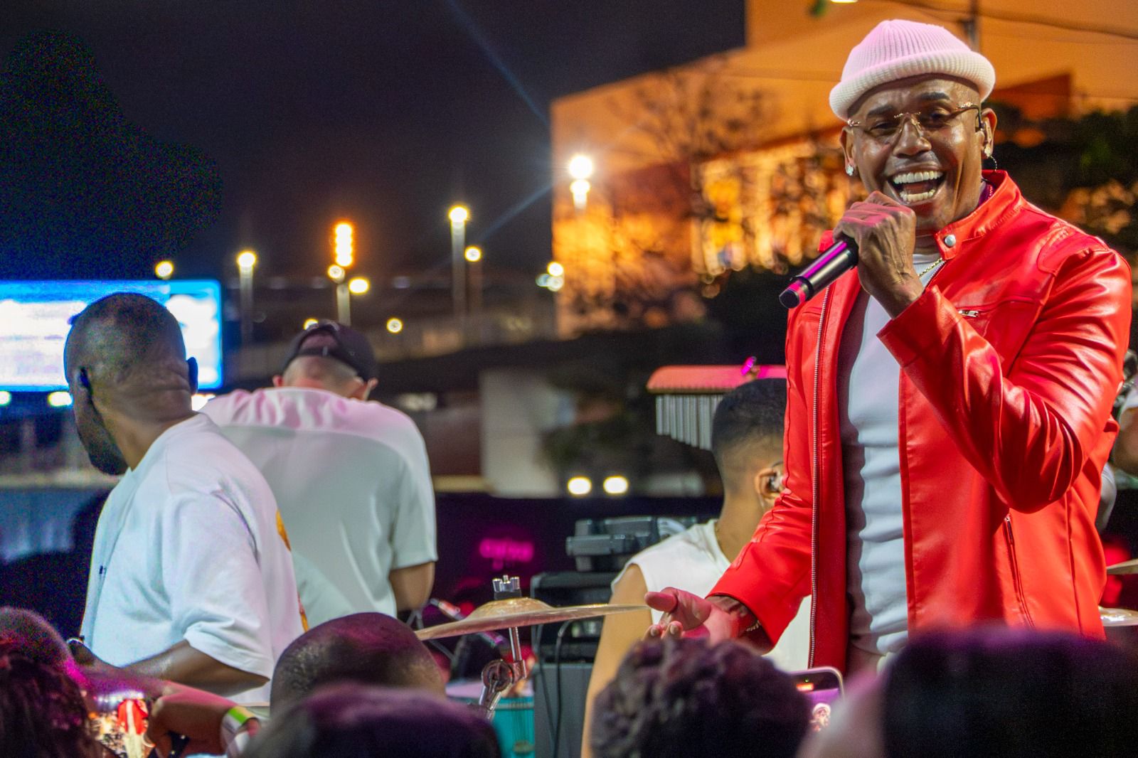 Flavinho e a CaSamba agita Salvador com roda de samba e convidados