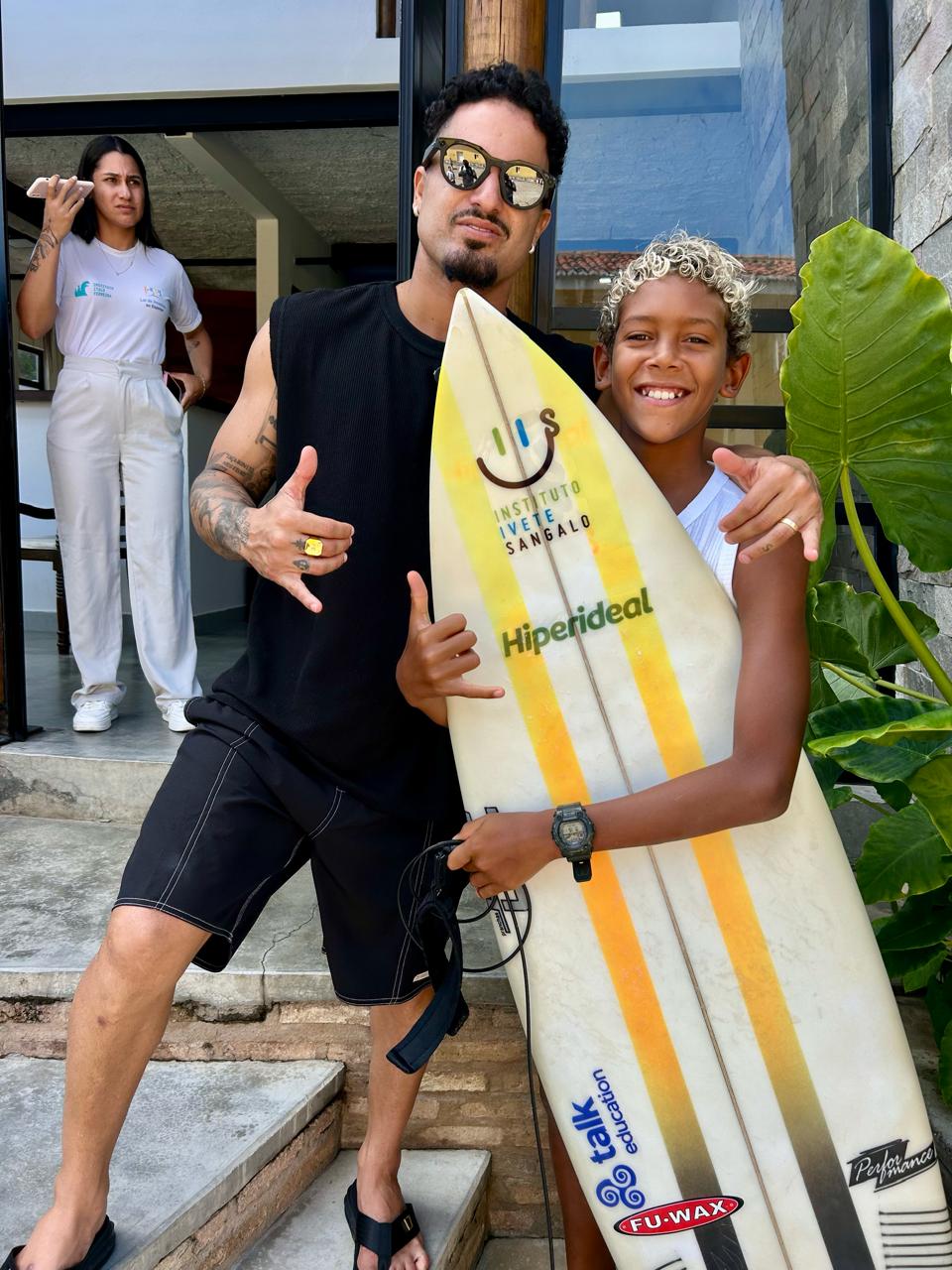 Promessa do surfe baiano realiza sonho ao conhecer Ítalo Ferreira