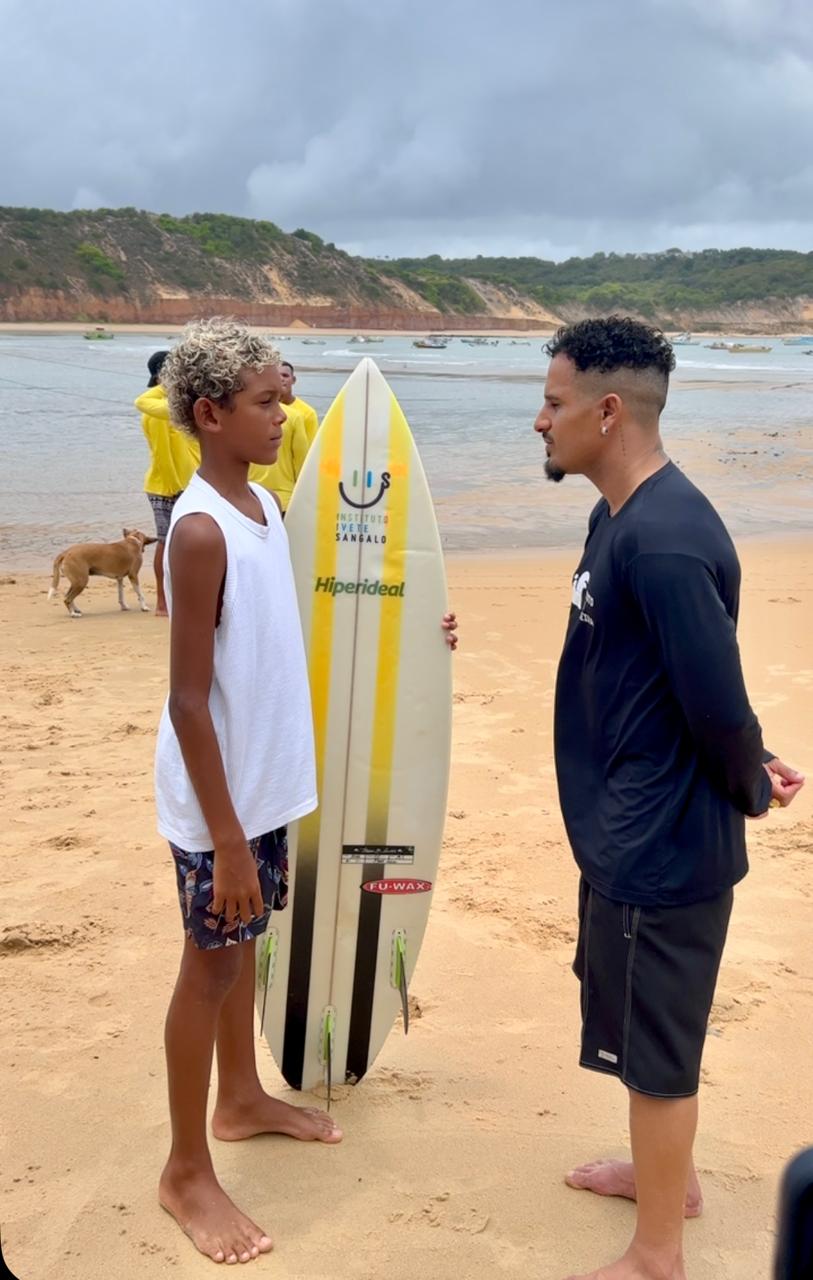 Promessa do surfe baiano realiza sonho ao conhecer Ítalo Ferreira