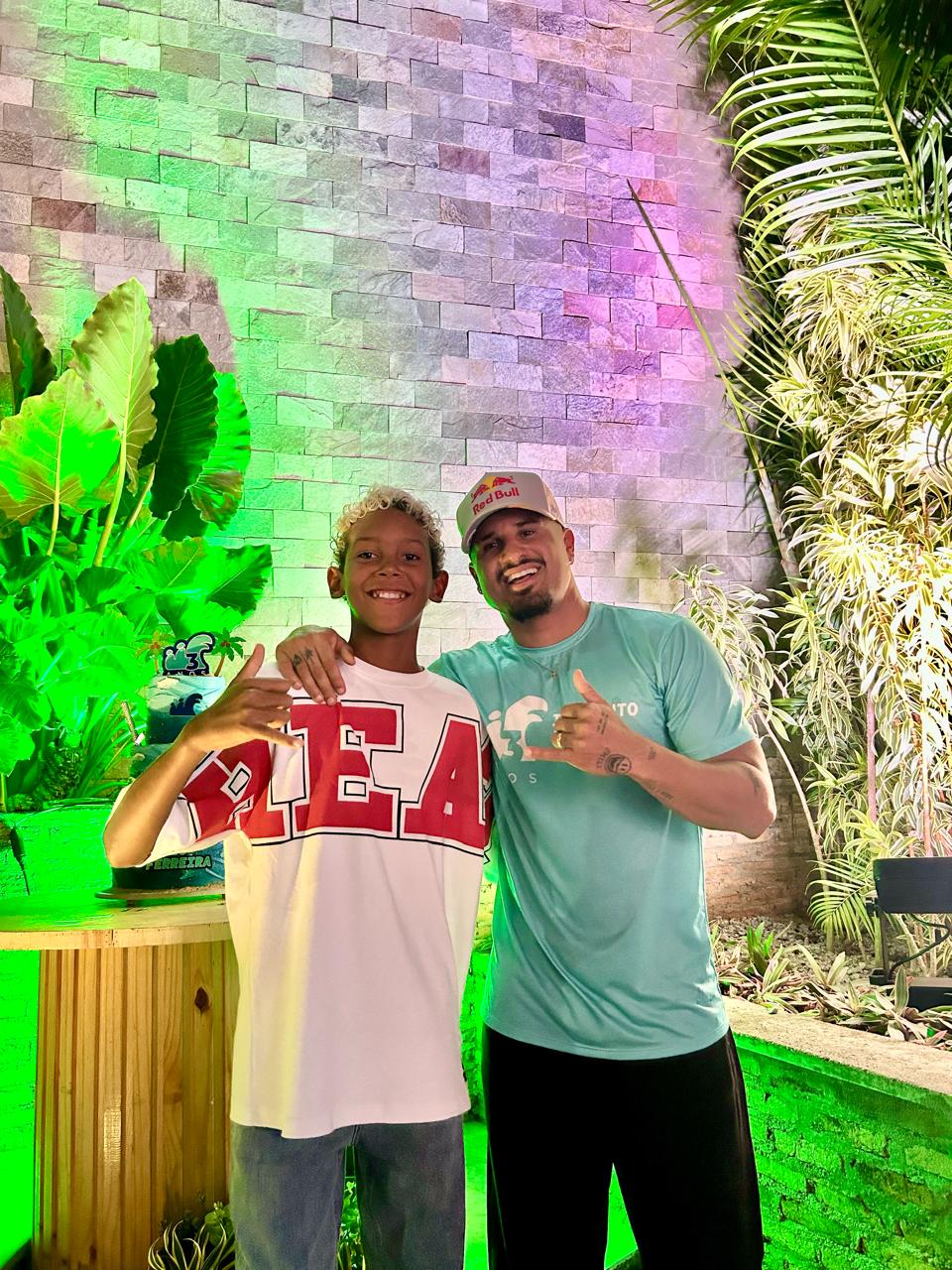 Promessa do surfe baiano realiza sonho ao conhecer Ítalo Ferreira