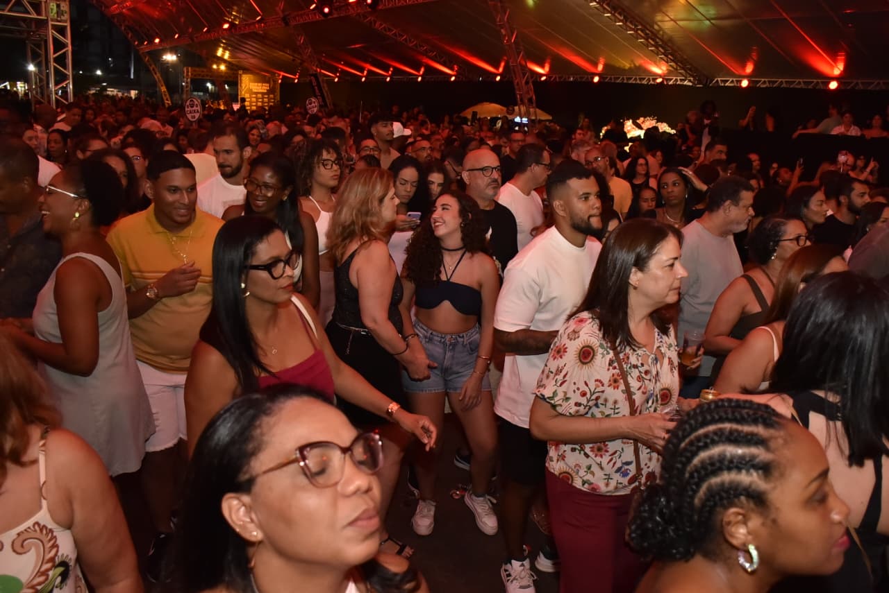 Fãs vibram com Seu Jorge e Jau na Arena A TARDE em noite de festa baiana