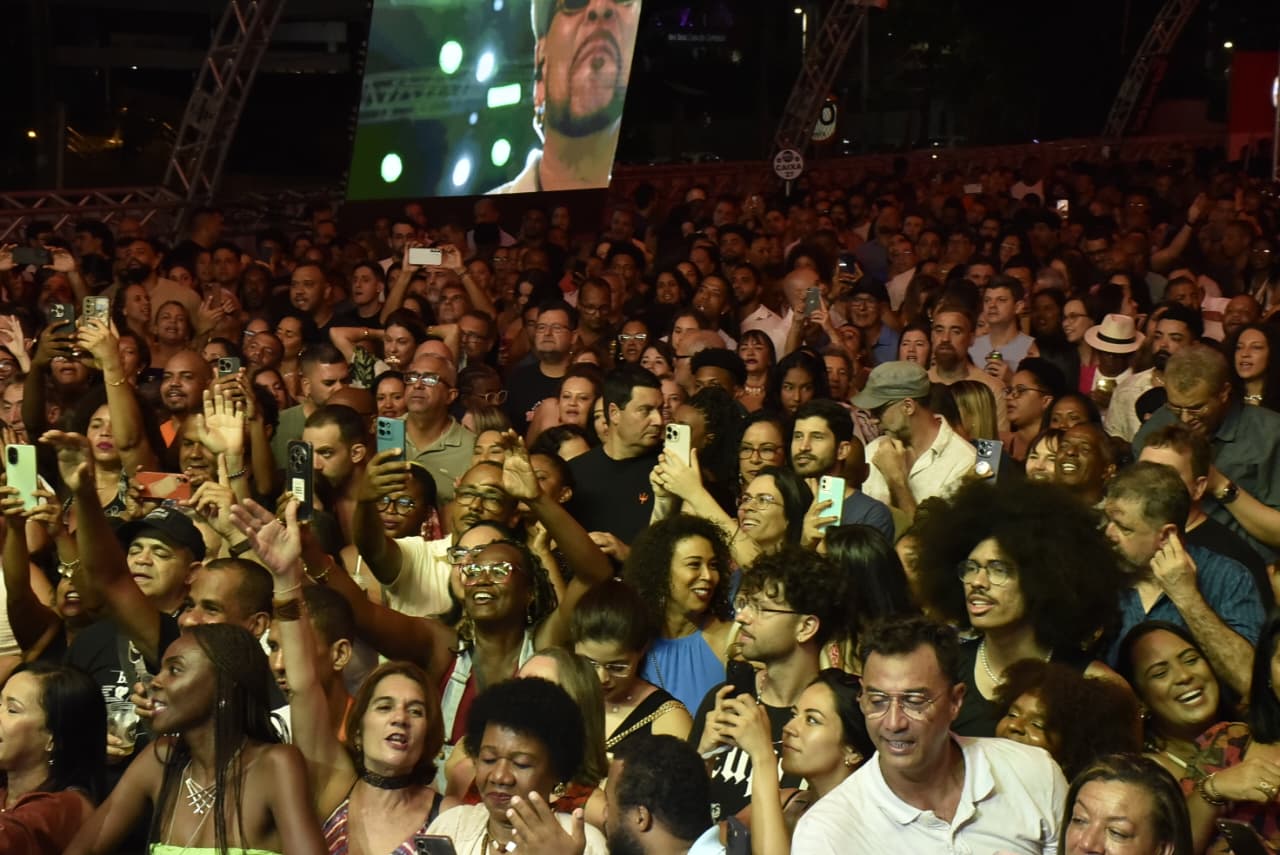 Fãs vibram com Seu Jorge e Jau na Arena A TARDE em noite de festa baiana