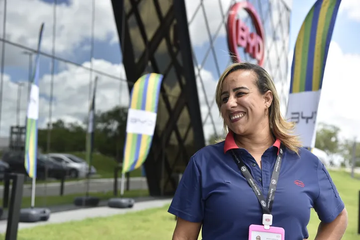 Magda é a primeira mulher a dirigir uma carreta elétrica no Brasil