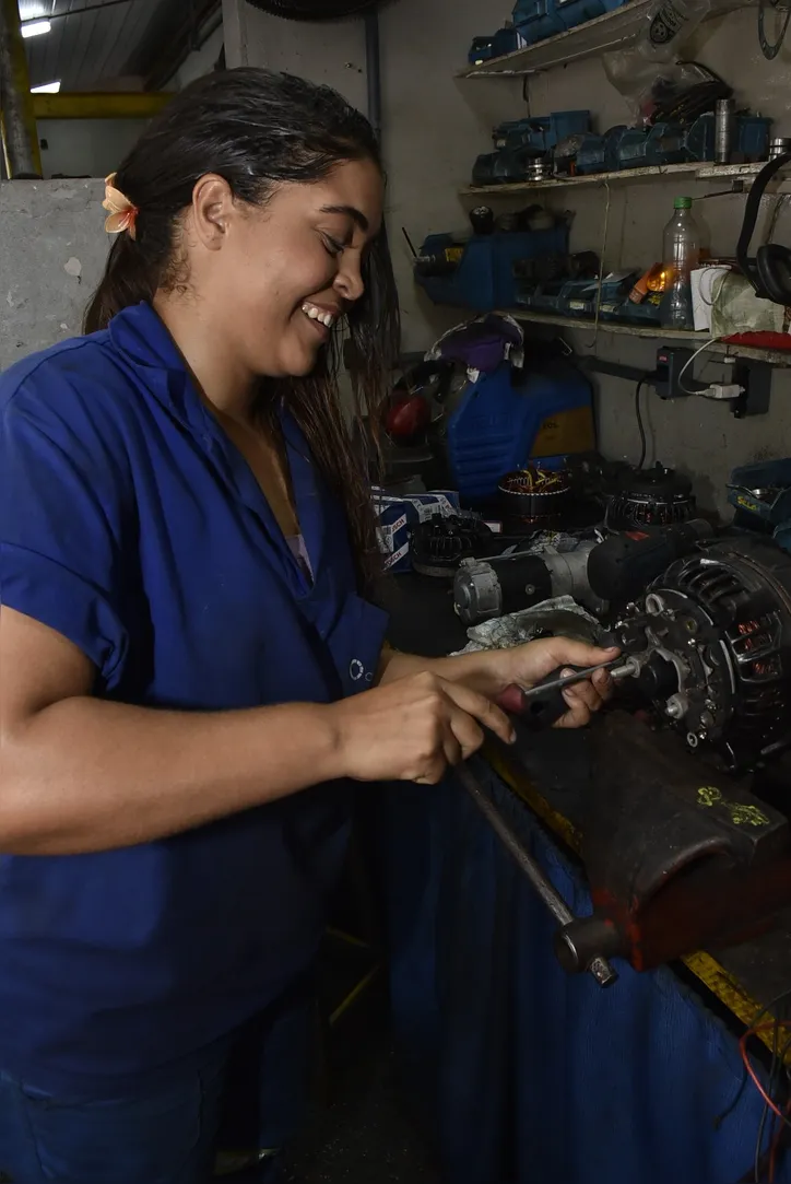 Com as mãos habilidosas, a jovem não perde tempo no serviço