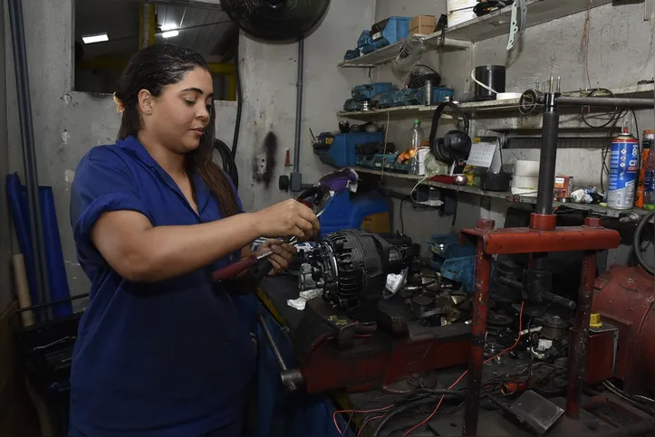 Emilly sonha alta e quer se formar em engenharia elétrica