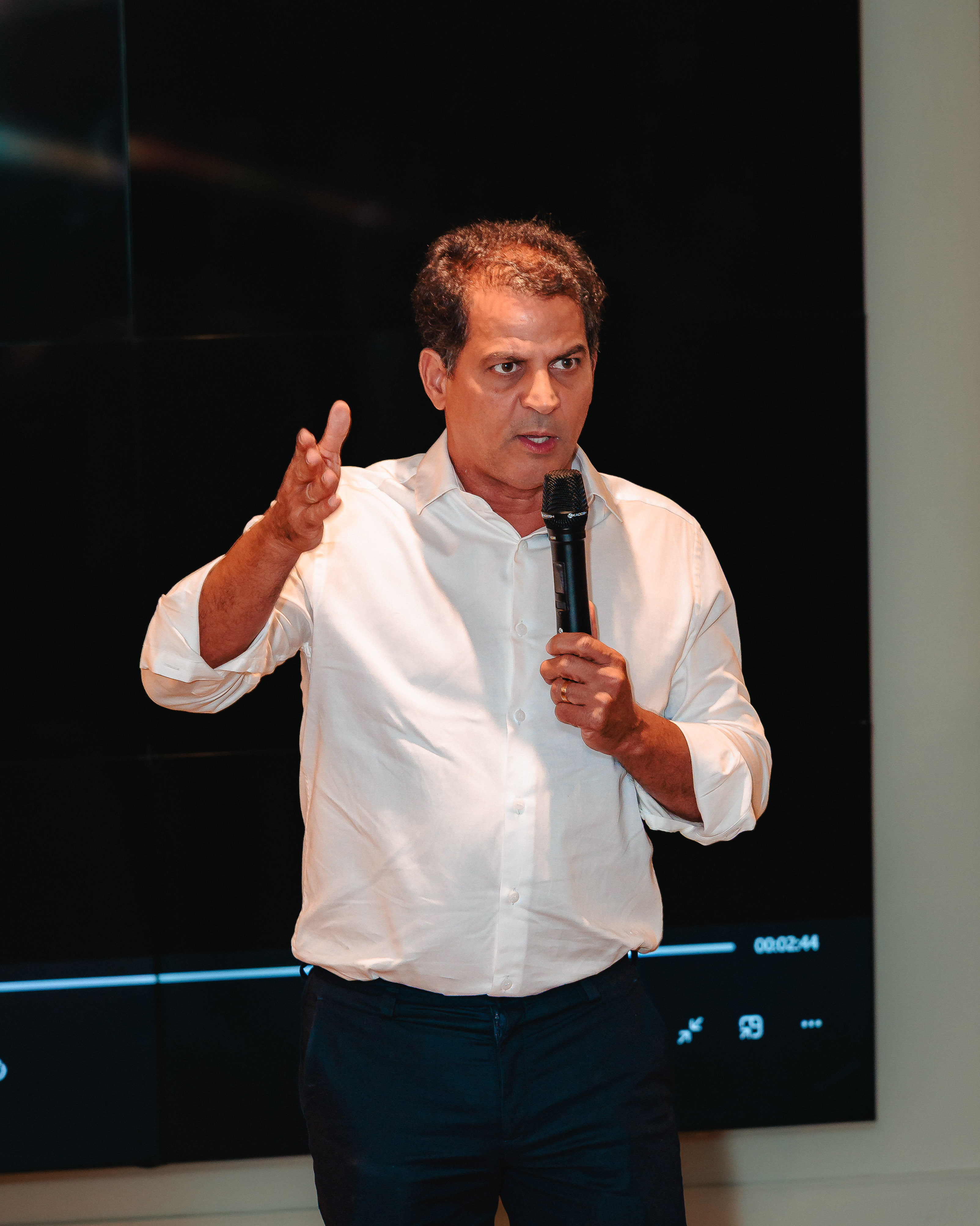 André Guimarães apresenta artistas do Art Studio Tancredo