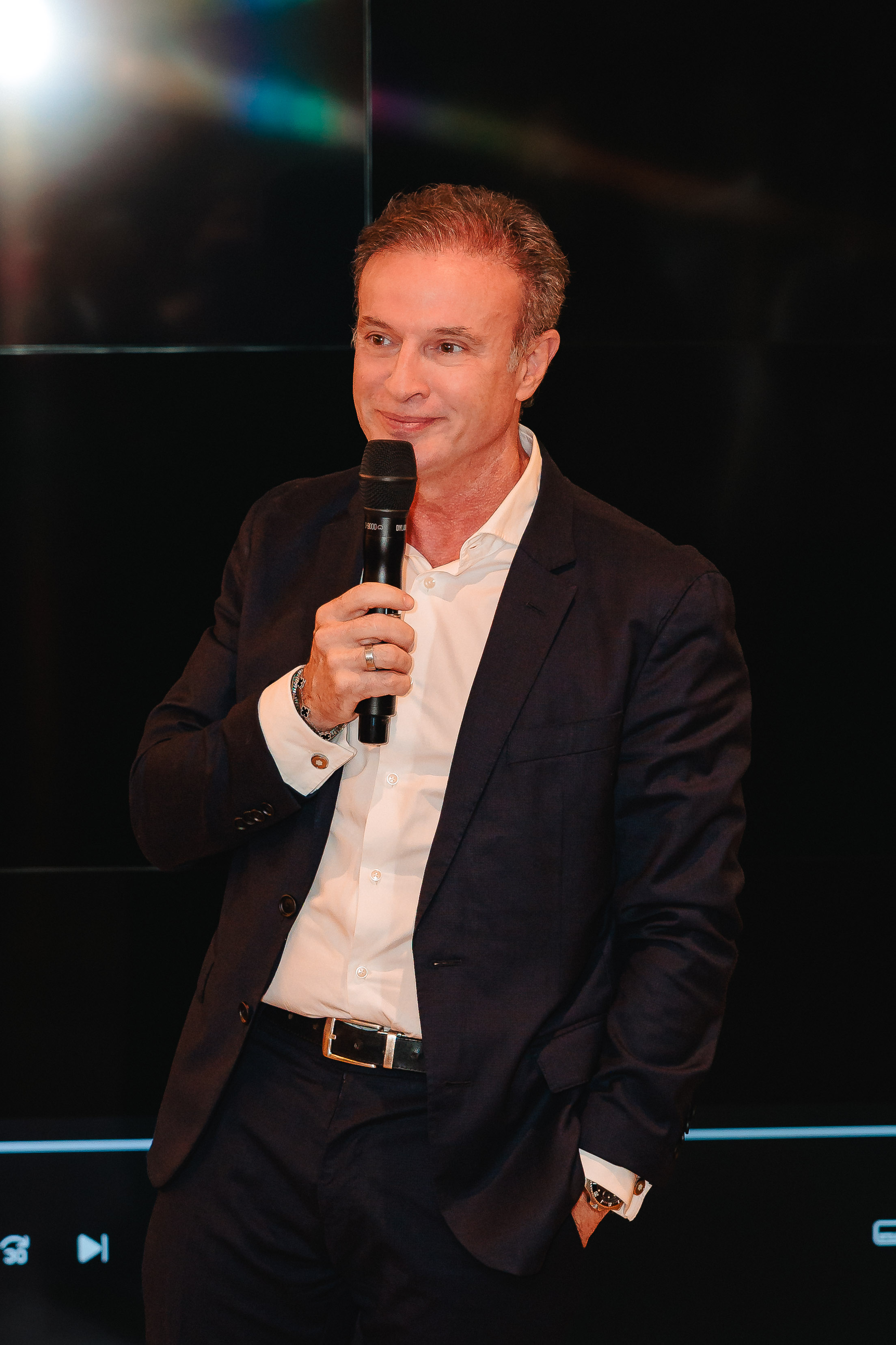 André Guimarães apresenta artistas do Art Studio Tancredo