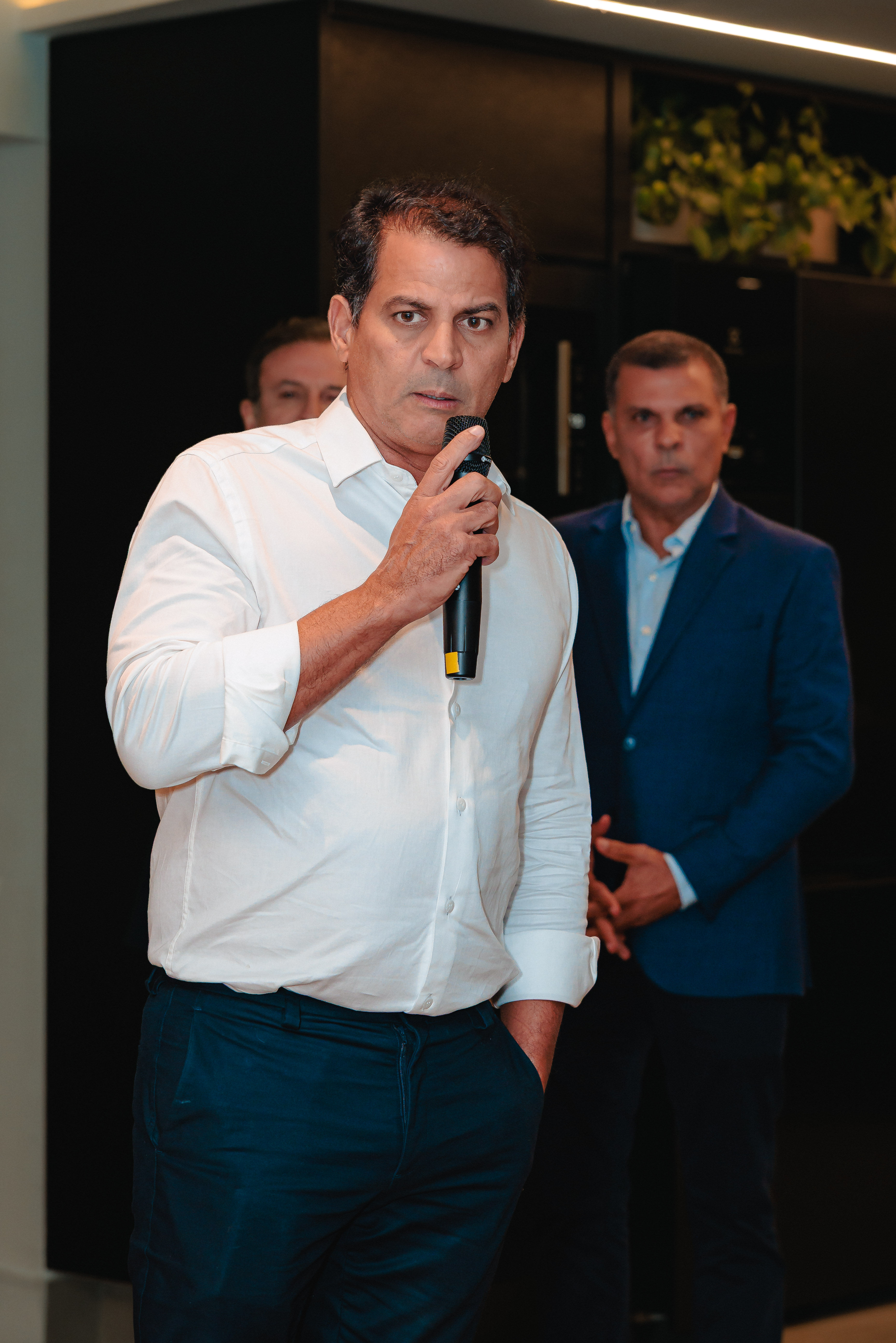 André Guimarães apresenta artistas do Art Studio Tancredo