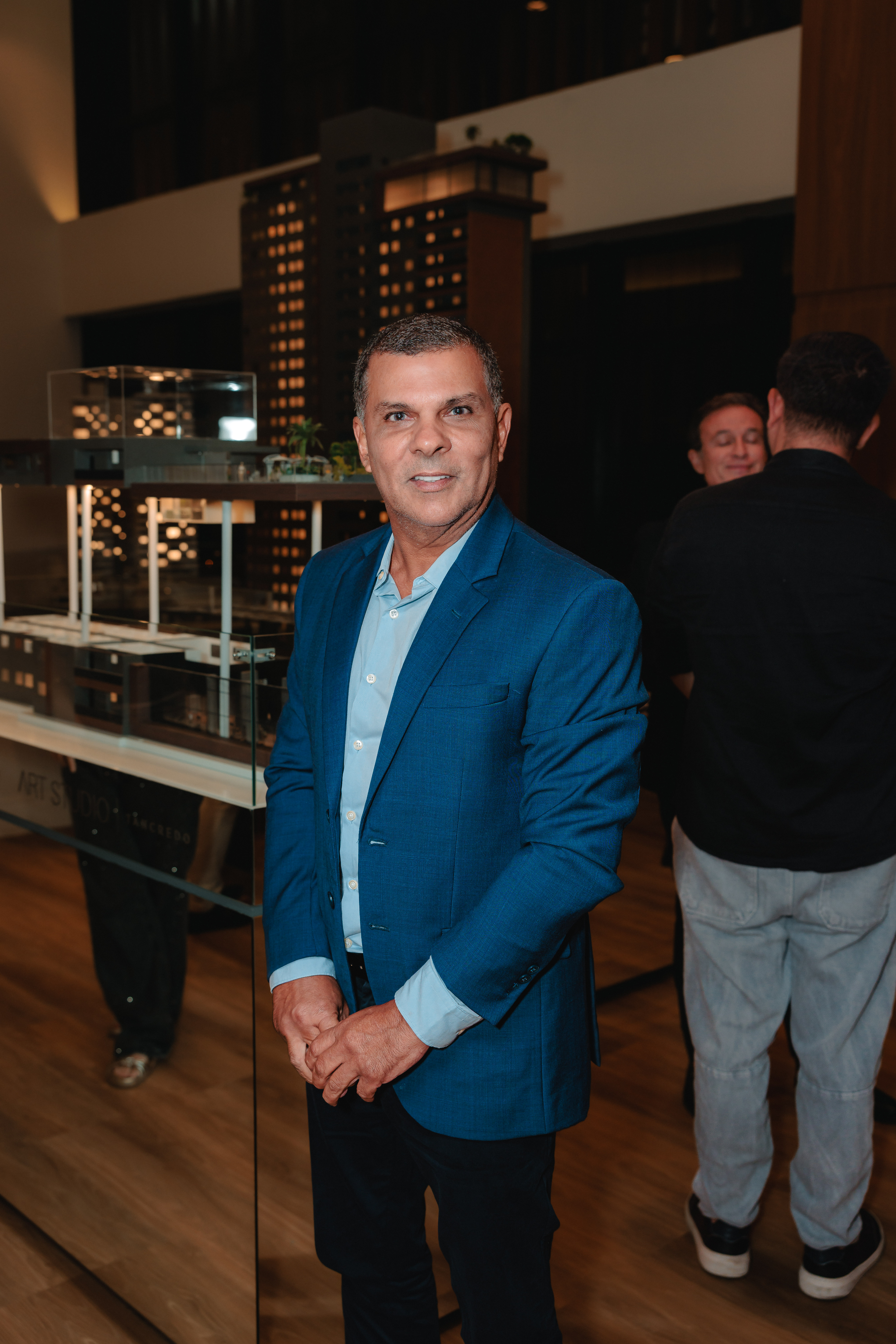 André Guimarães apresenta artistas do Art Studio Tancredo